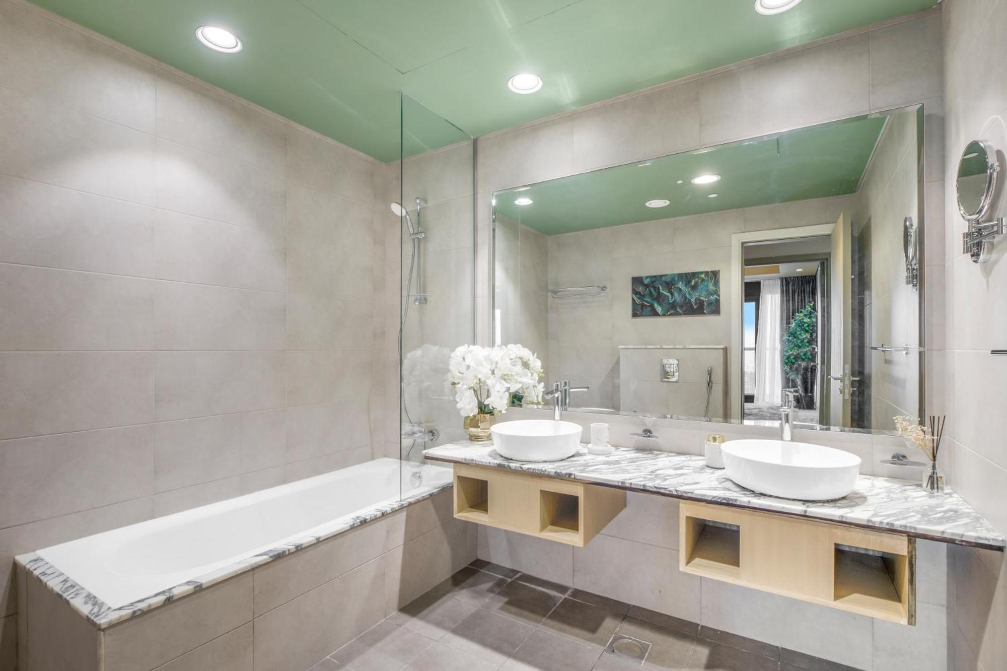 Sky Pool Gem With Iconic Burj Khalifa Views 3br In Paramount Midtown *