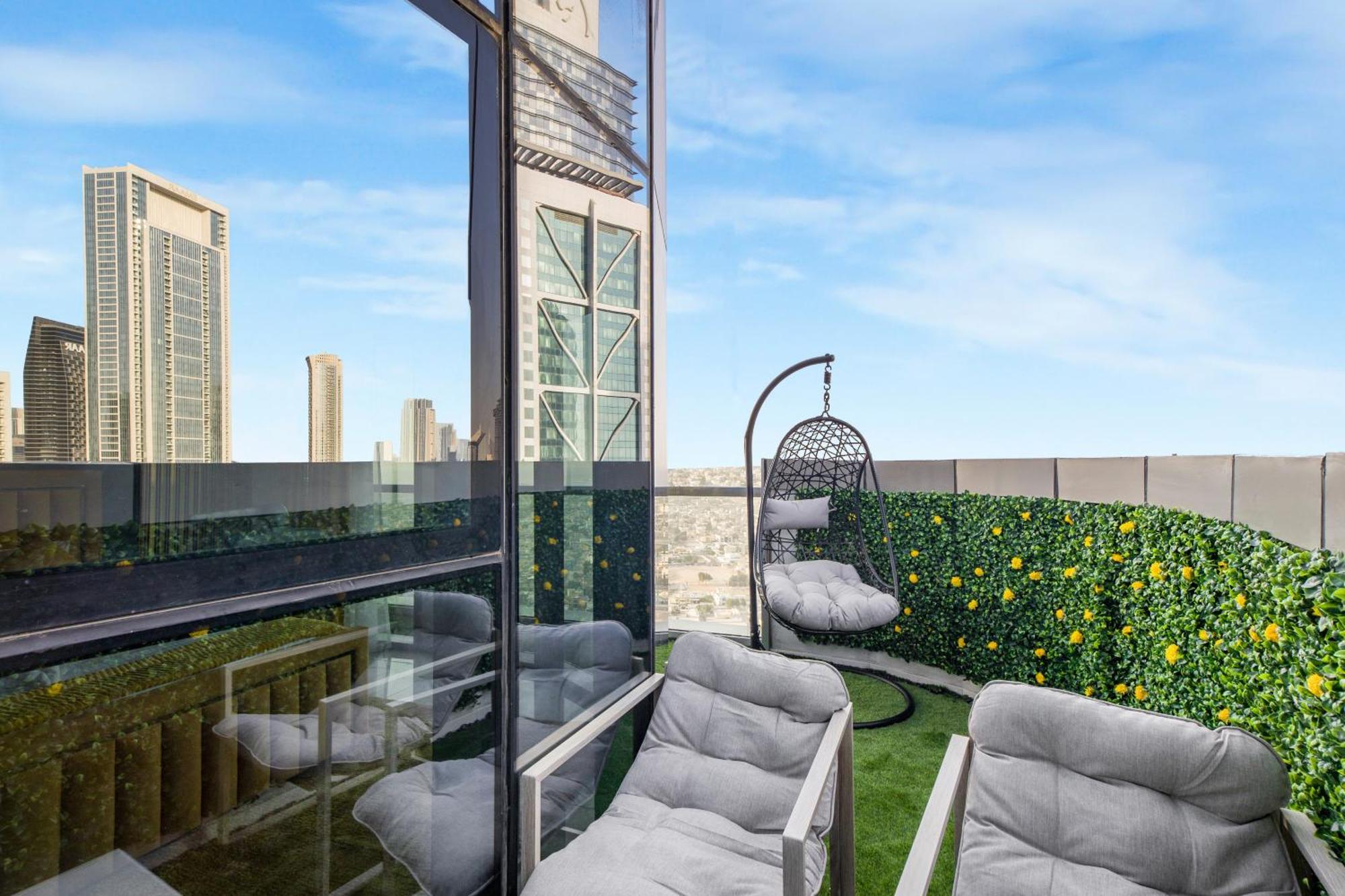 Sky Pool Gem With Iconic Burj Khalifa Views 3br In Paramount Midtown Apartment *