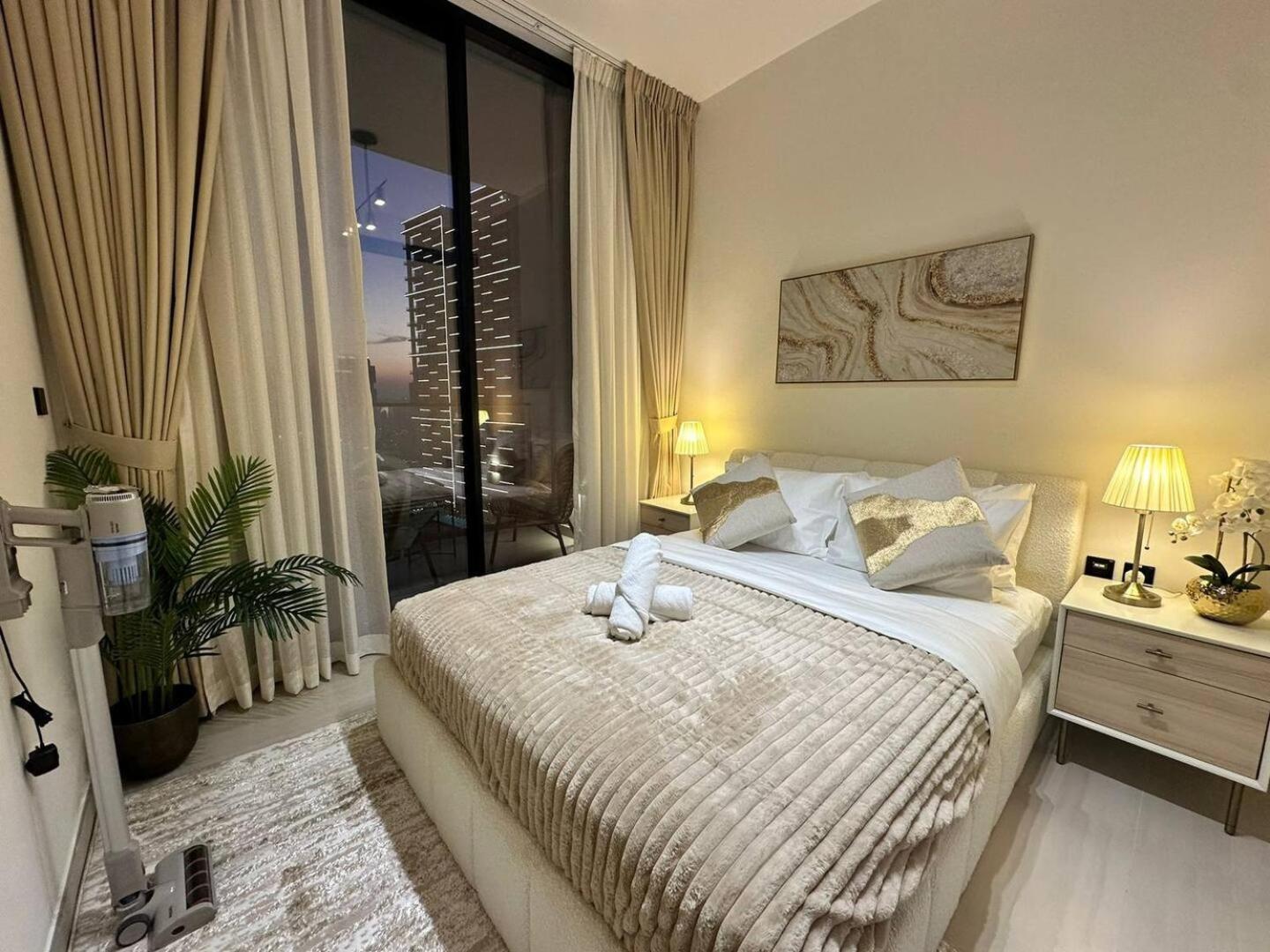 Modern 1 Bedroom Urban Escape In Jvc