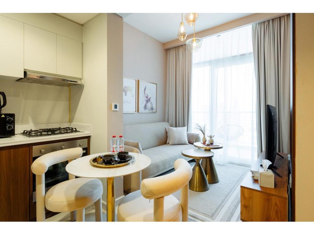 Keyrock Living - Stylish 1br With Pool Access Dubai