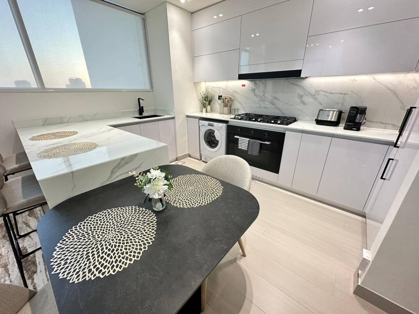 Apartment Stylish 2 Bedroom With Private Pool Jvc