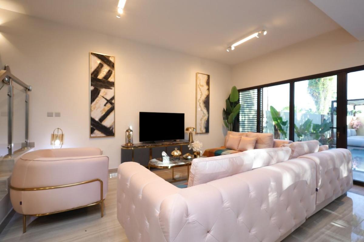 Stunning 4 Bed Villa, Private Pool, Damac Hills Villa Dubai