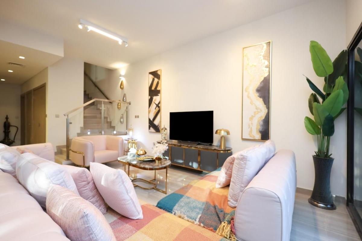 Stunning 4 Bed Villa, Private Pool, Damac Hills * Dubai