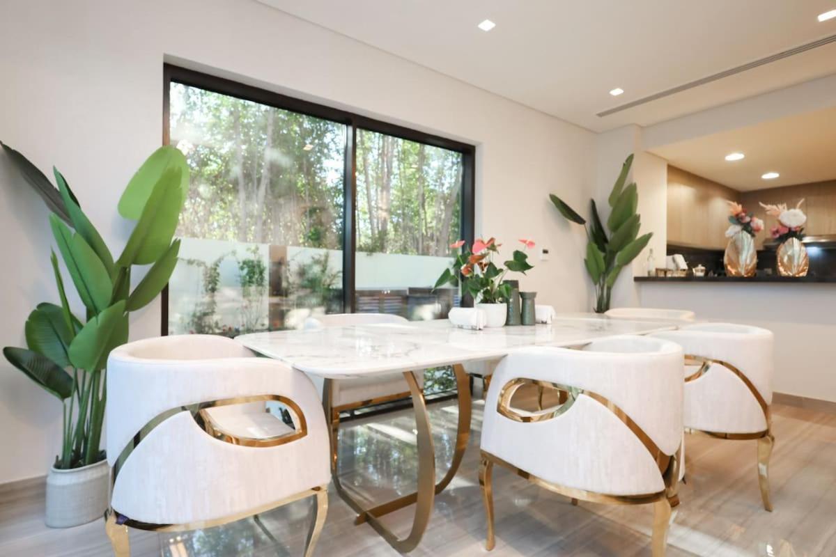 Stunning 4 Bed Villa, Private Pool, Damac Hills Villa *