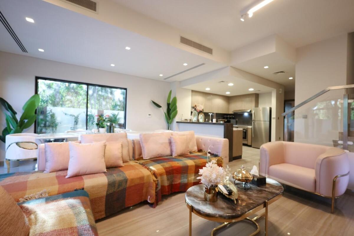 Stunning 4 Bed Villa, Private Pool, Damac Hills Villa Dubai