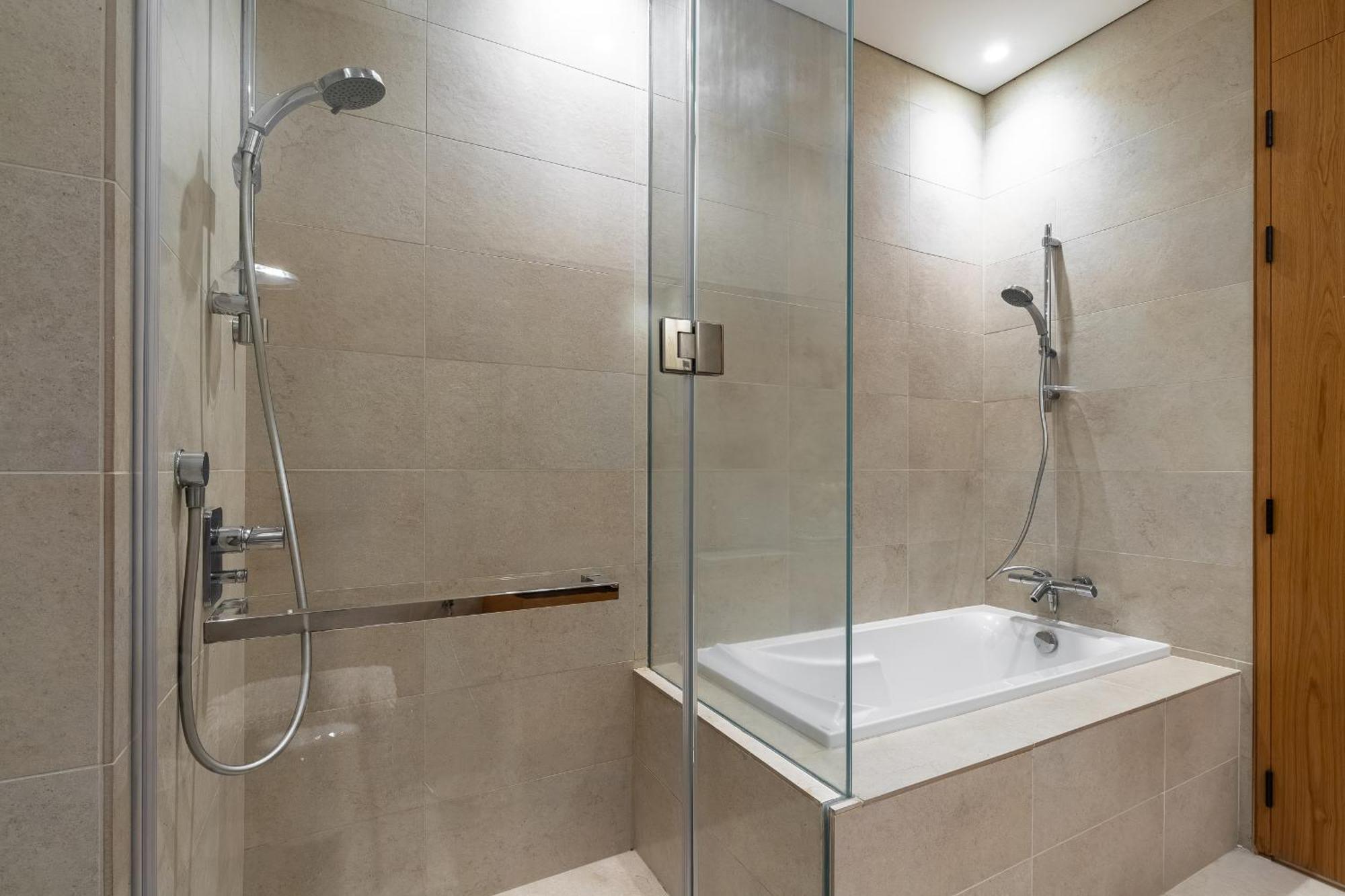 Apartment Modern 1br In The Heart Of By Simply Comfort Dubai