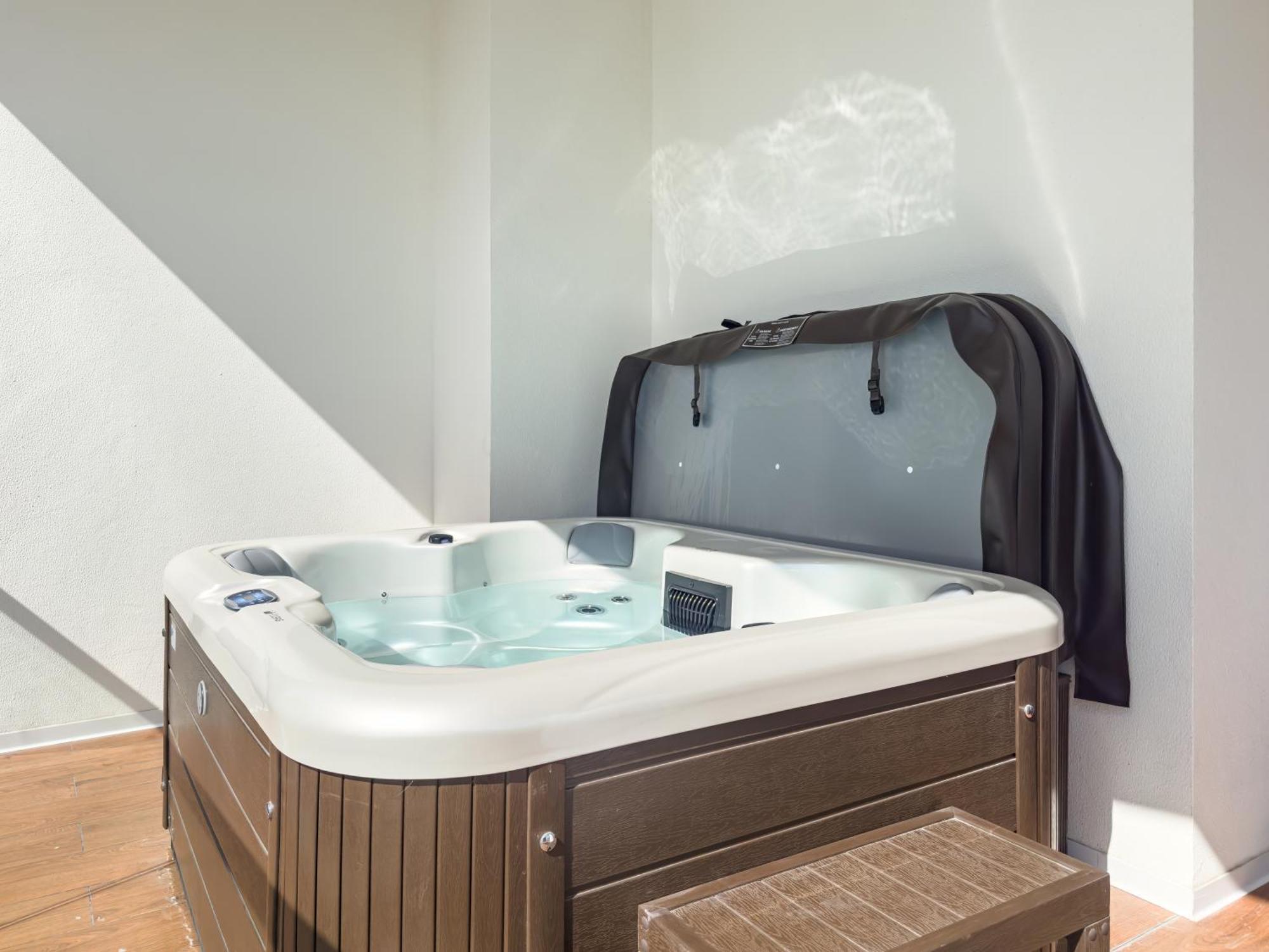 Luxury Marasi Drive, 1bdr With Private Jacuzzi Apartment