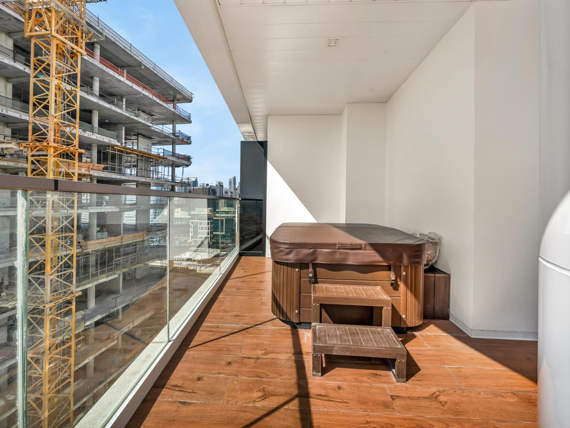 Apartment Luxury Marasi Drive, 1bdr With Private Jacuzzi *
