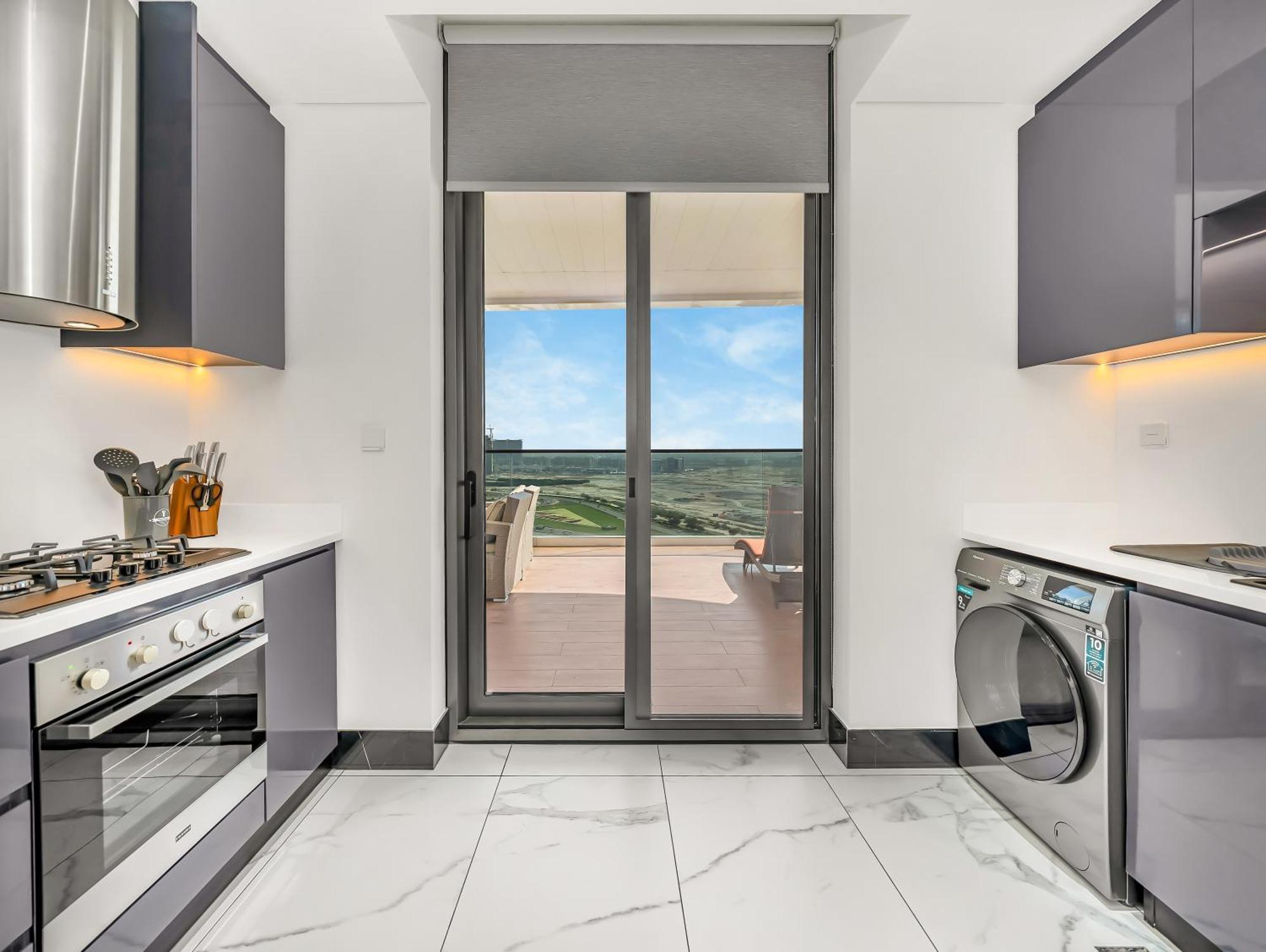 Luxury Marasi Drive, 1bdr With Private Jacuzzi Apartment *