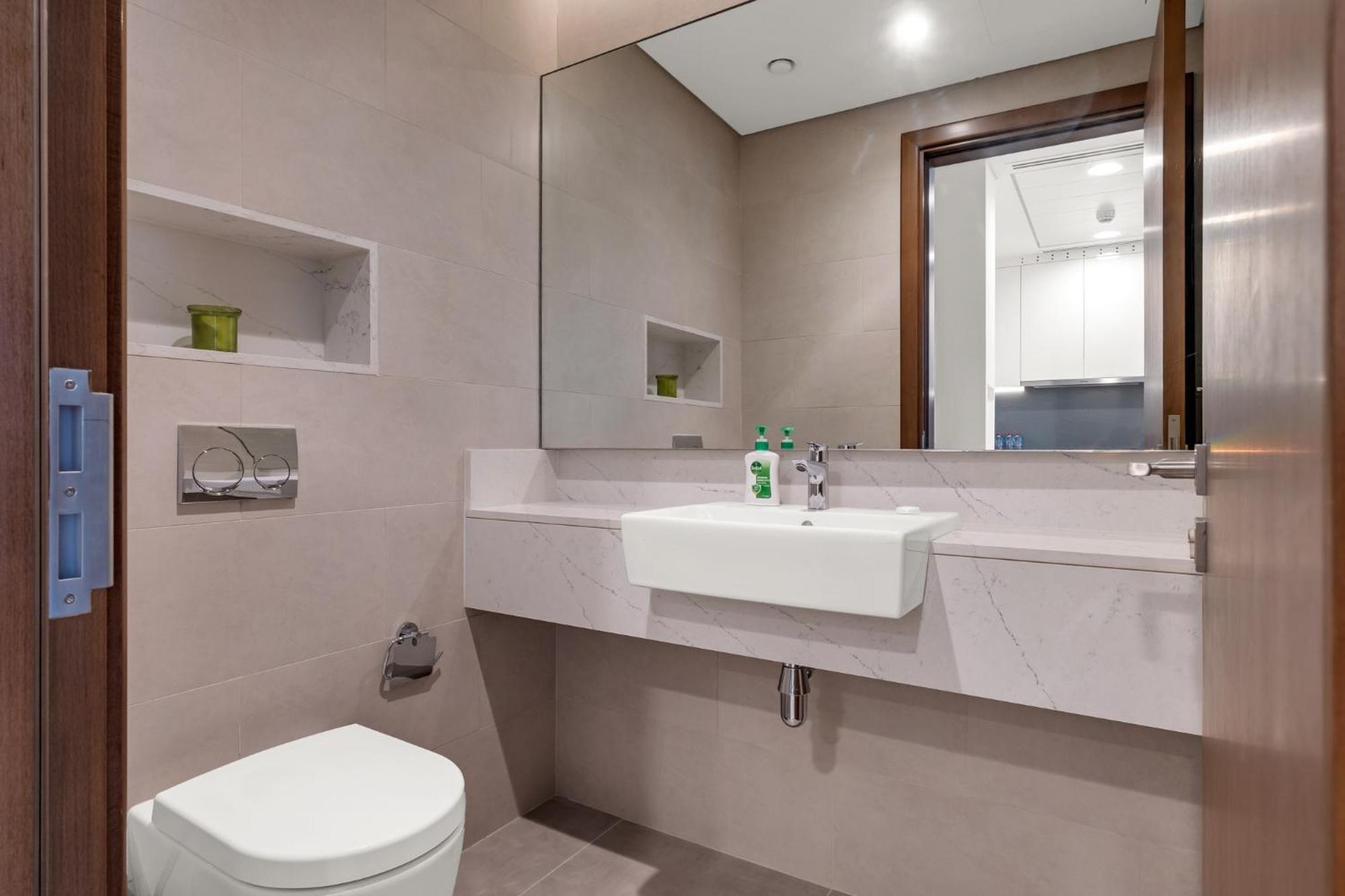 Canalfront - Location Up To 7 Guests * Dubai