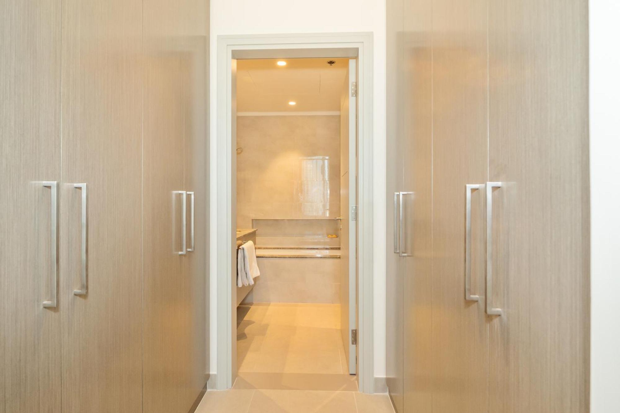 2br With Pool & Gym 2mins To Burj & Mall Dubai