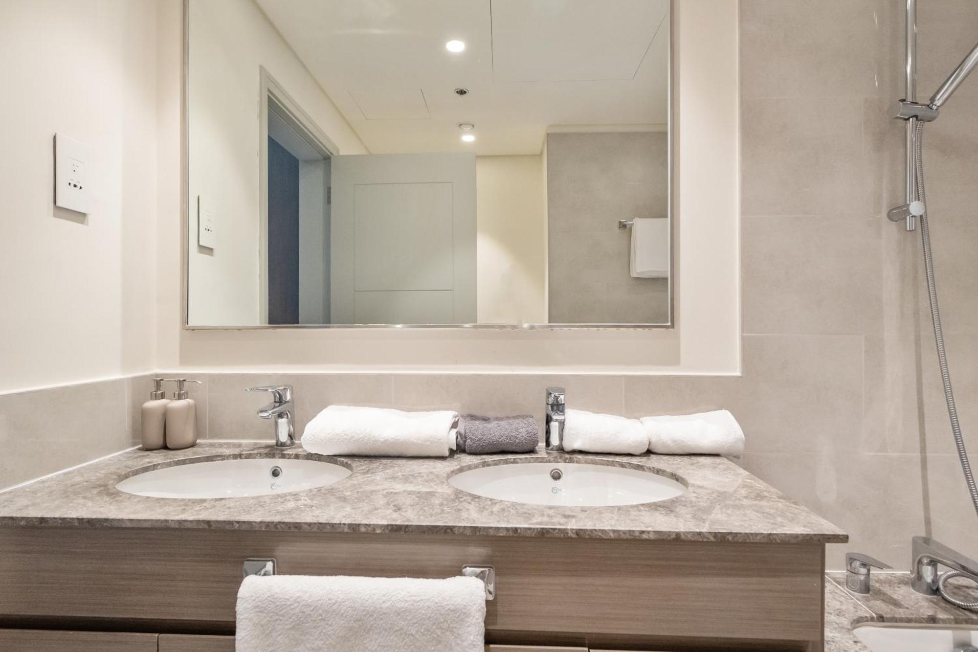 2br With Pool & Gym 2mins To Burj & Mall Apartment Dubai