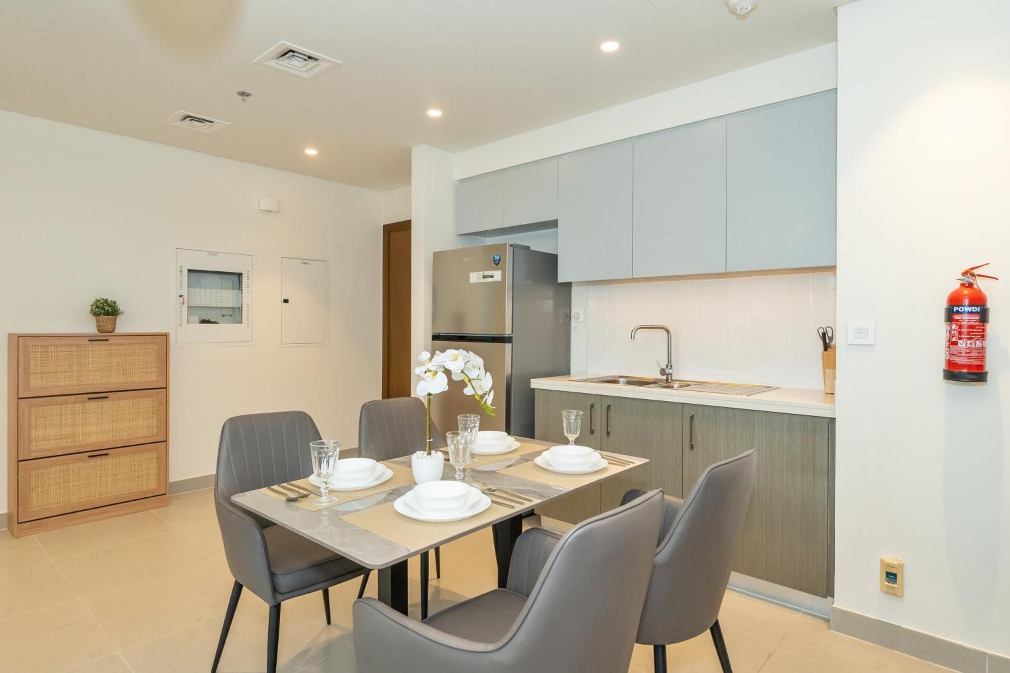 2br With Pool & Gym 2mins To Burj & Mall *