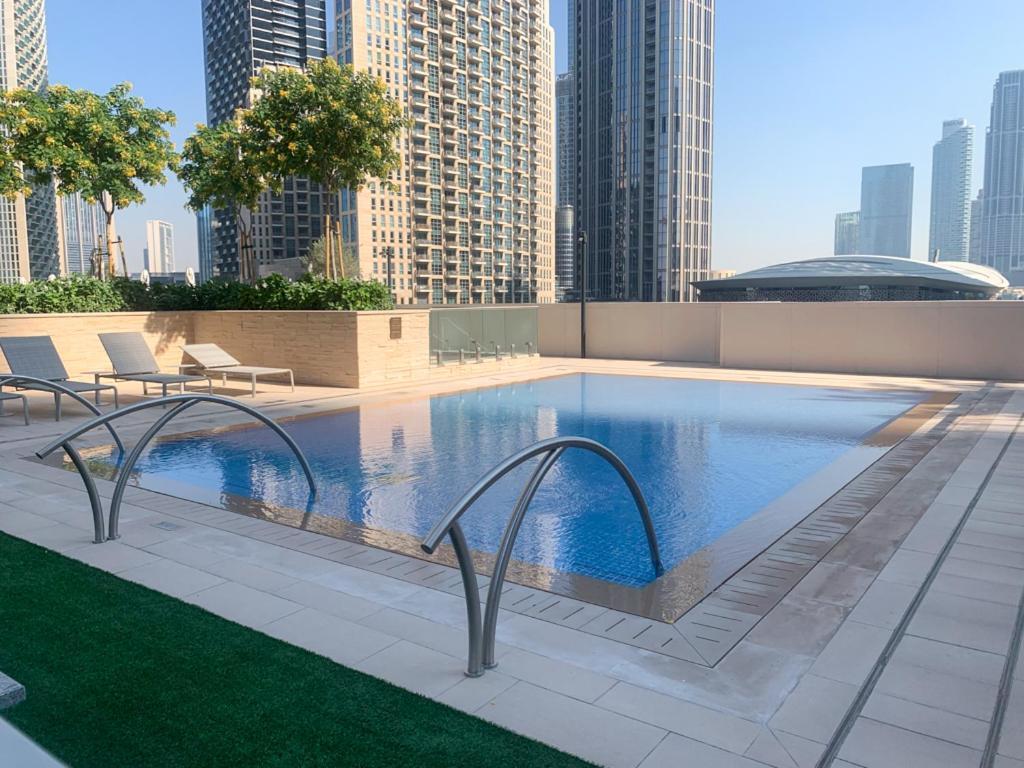 2br With Pool & Gym 2mins To Burj & Mall *