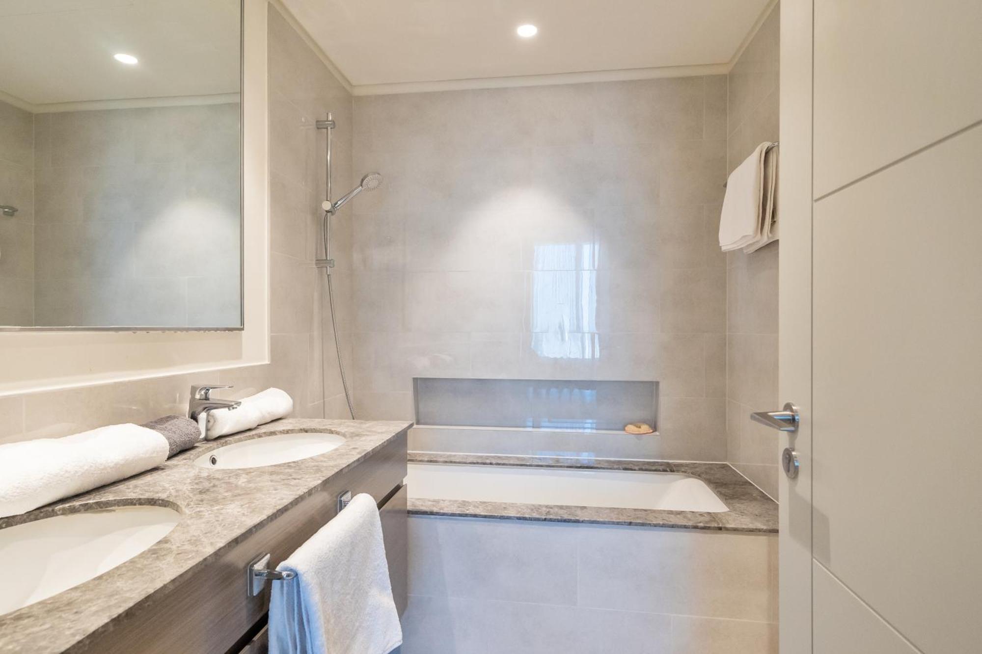 2br With Pool & Gym 2mins To Burj & Mall *