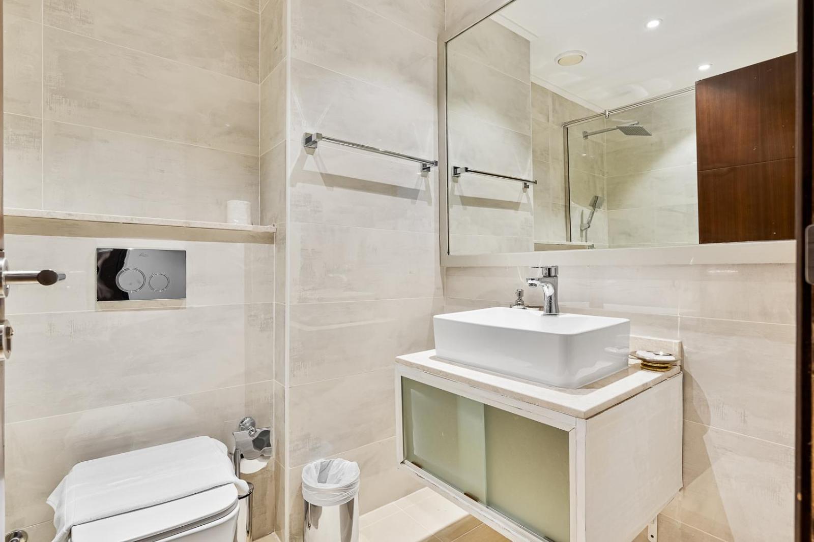 With Pool, Gym, Squash And Badminton Courts Apartment *