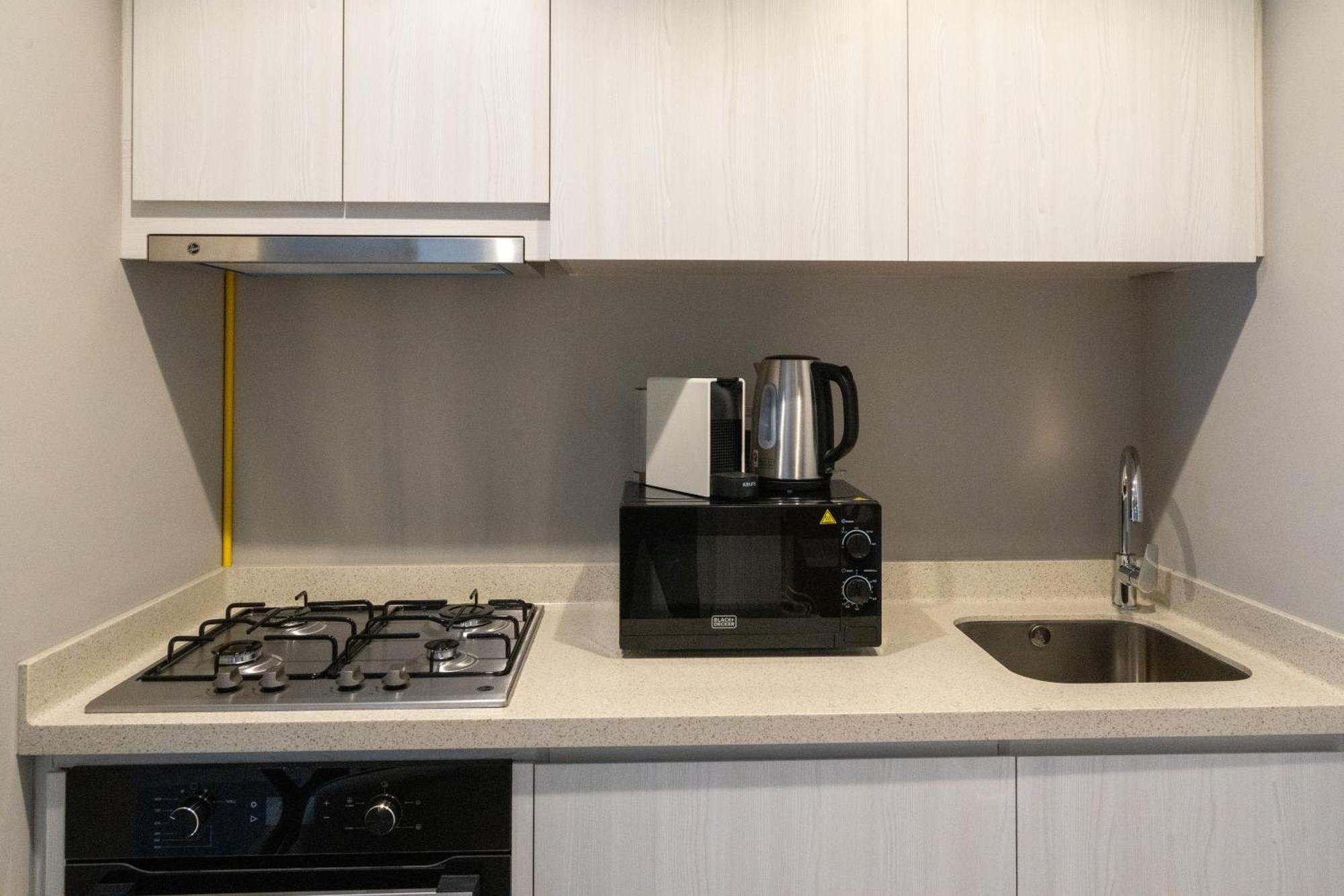 Keyrock Living - Lakeview Luxury With Pool Access Apartment Dubai