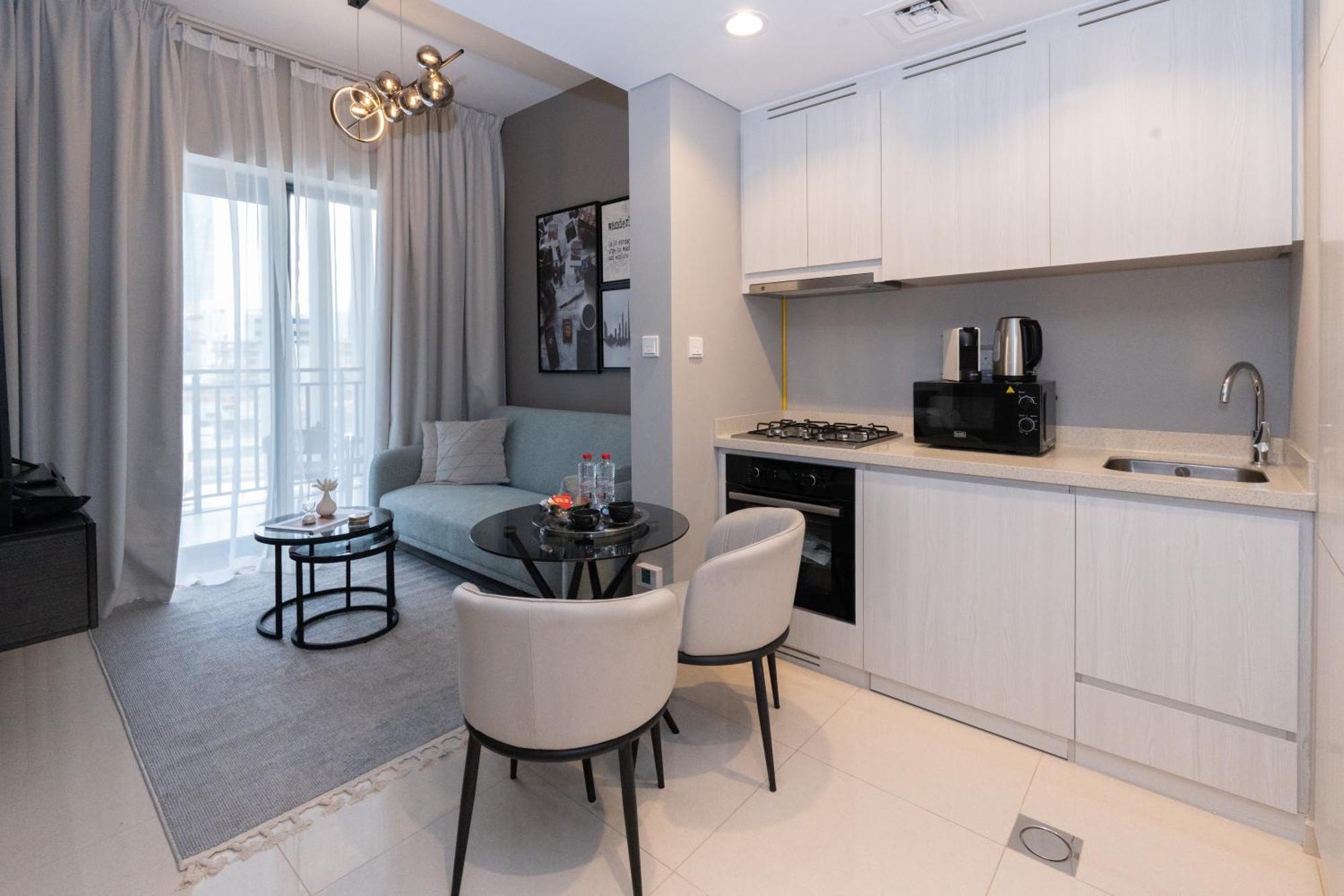 Keyrock Living - Lakeview Luxury With Pool Access *