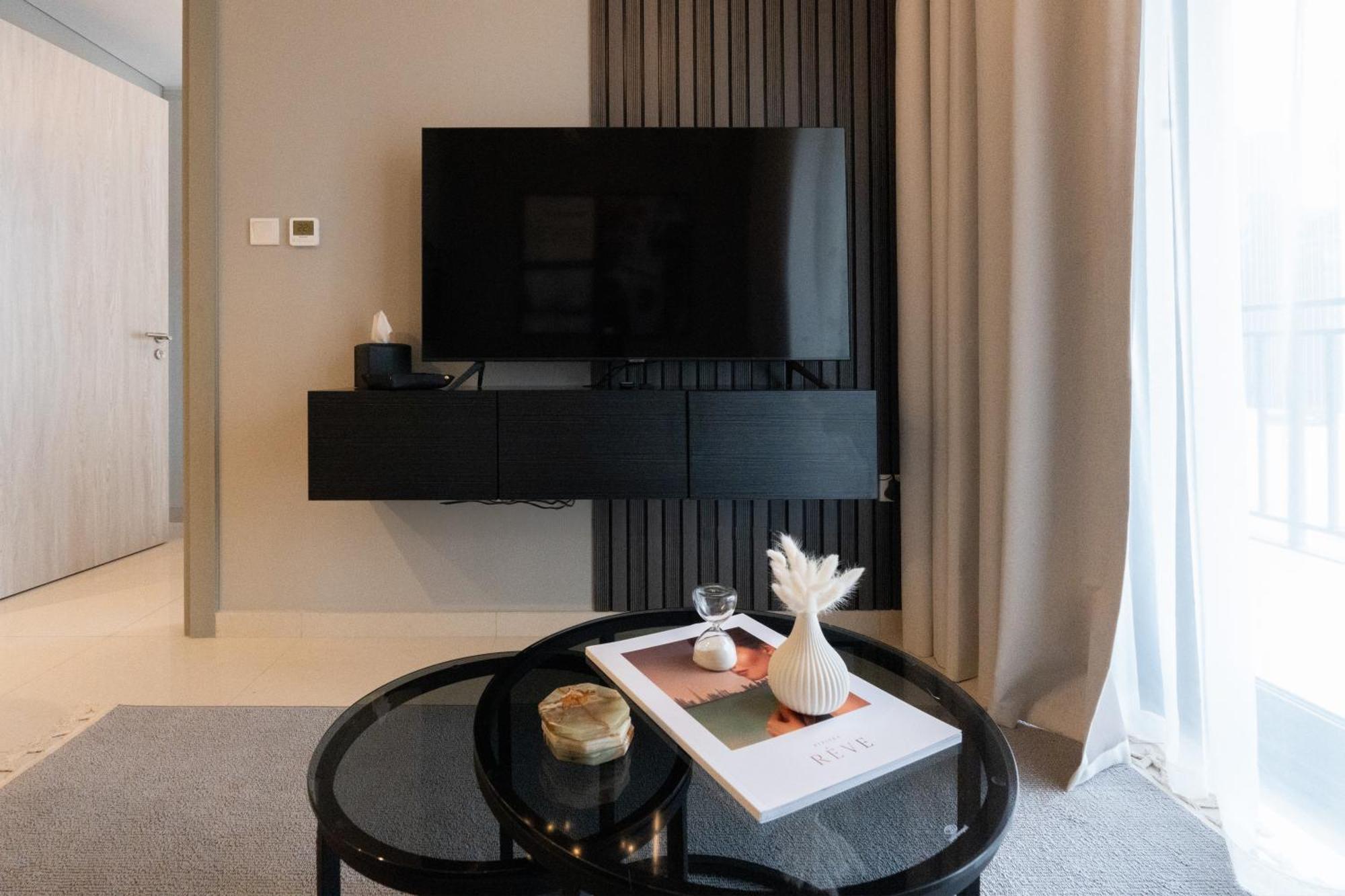 Keyrock Living - Lakeview Luxury With Pool Access Apartment