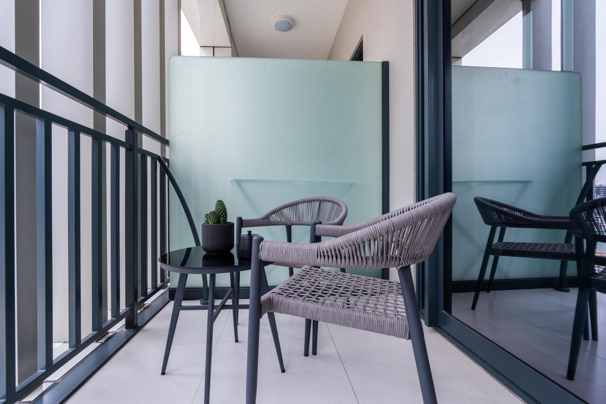 Keyrock Living - Lakeview Luxury With Pool Access * Dubai