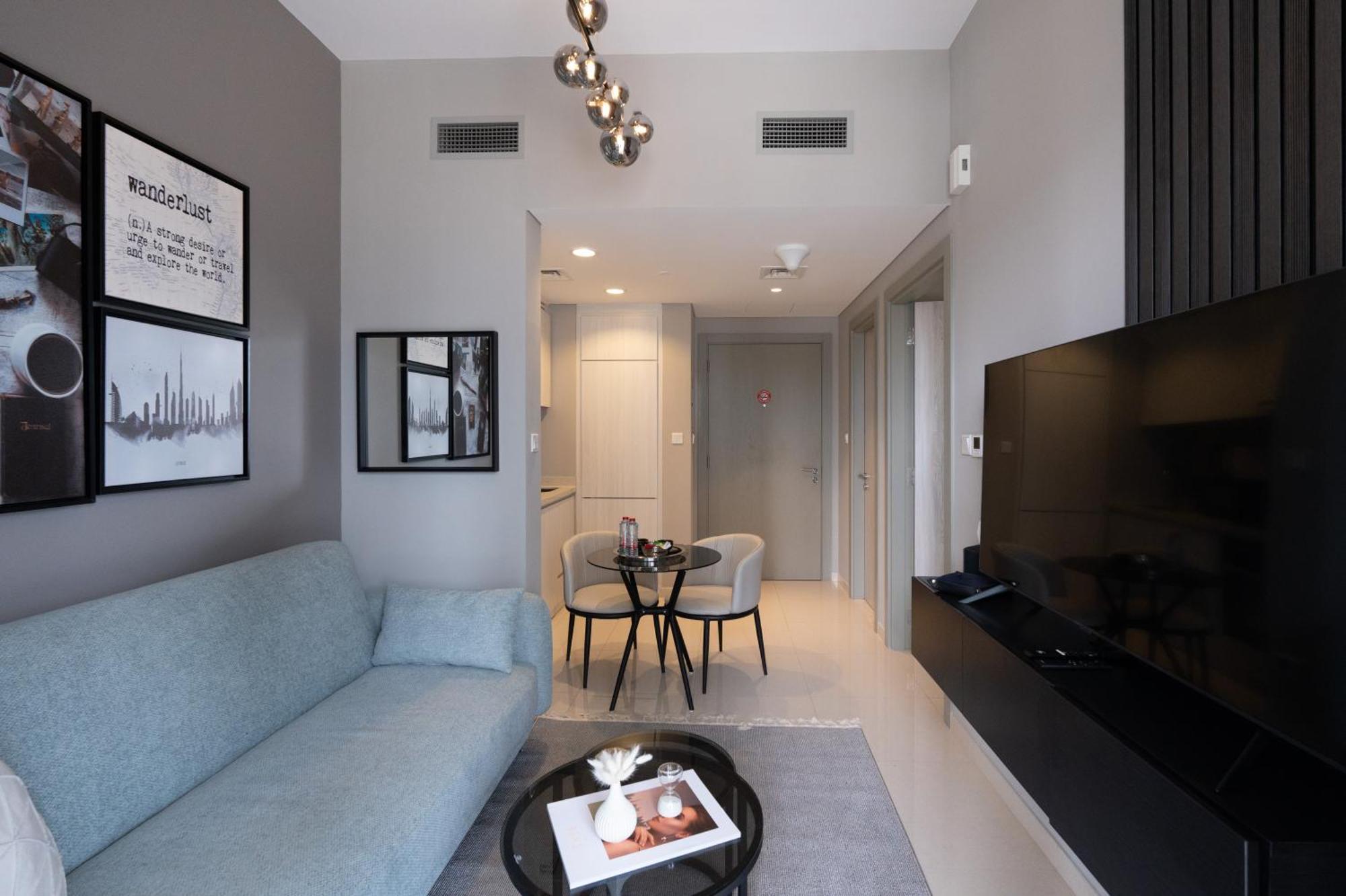Keyrock Living - Lakeview Luxury With Pool Access Apartment