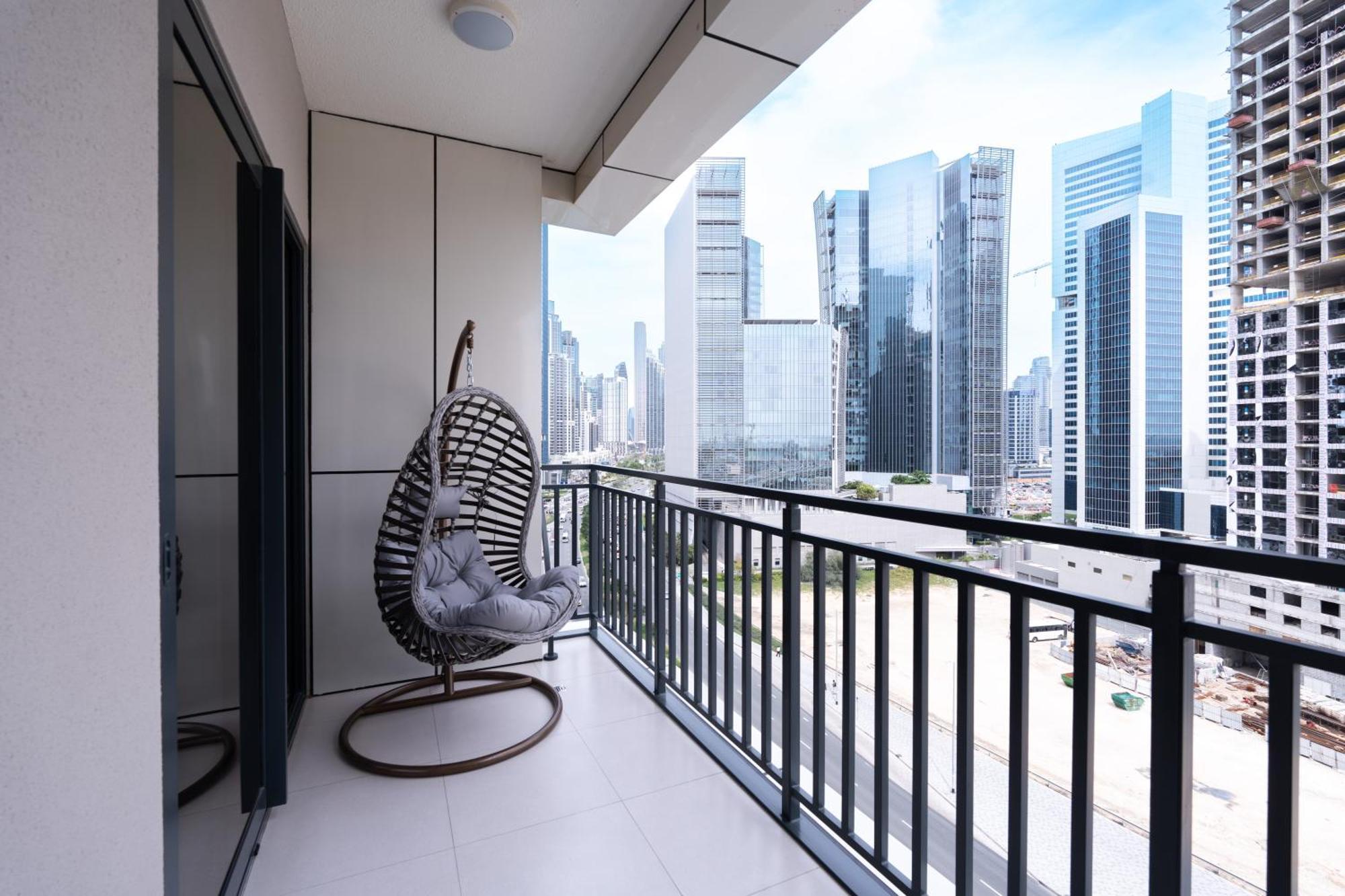 Keyrock Living - Lakeview Luxury With Pool Access Apartment Dubai