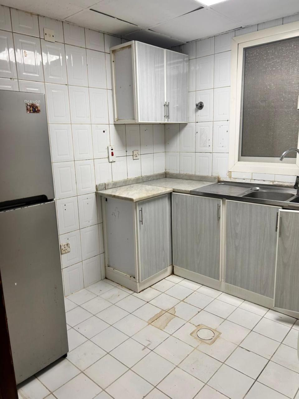 Brand New Mixed Solo Partition Near Sharaf Dg Metro Homestay *
