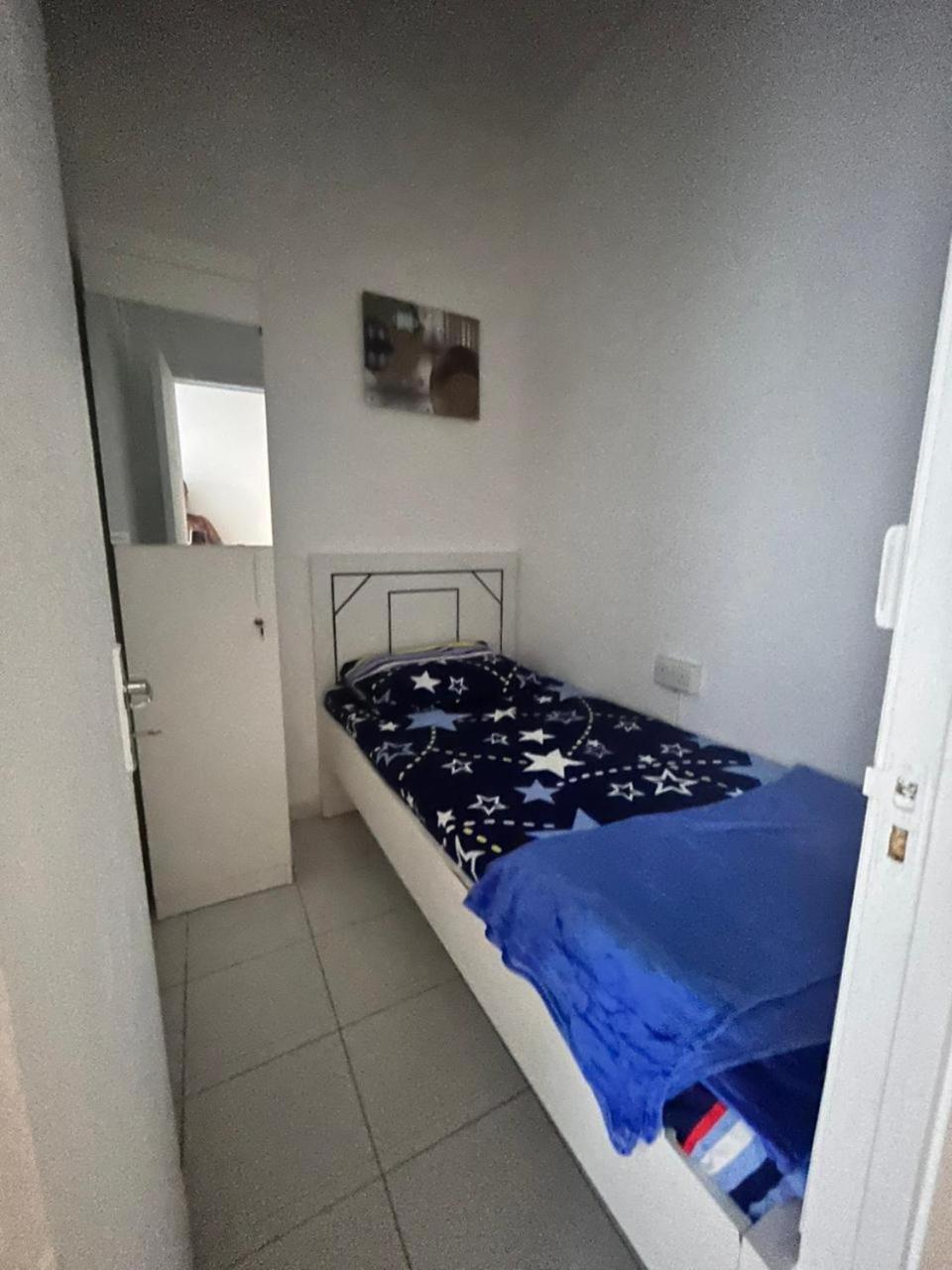Brand New Mixed Solo Partition Near Sharaf Dg Metro Homestay Dubai