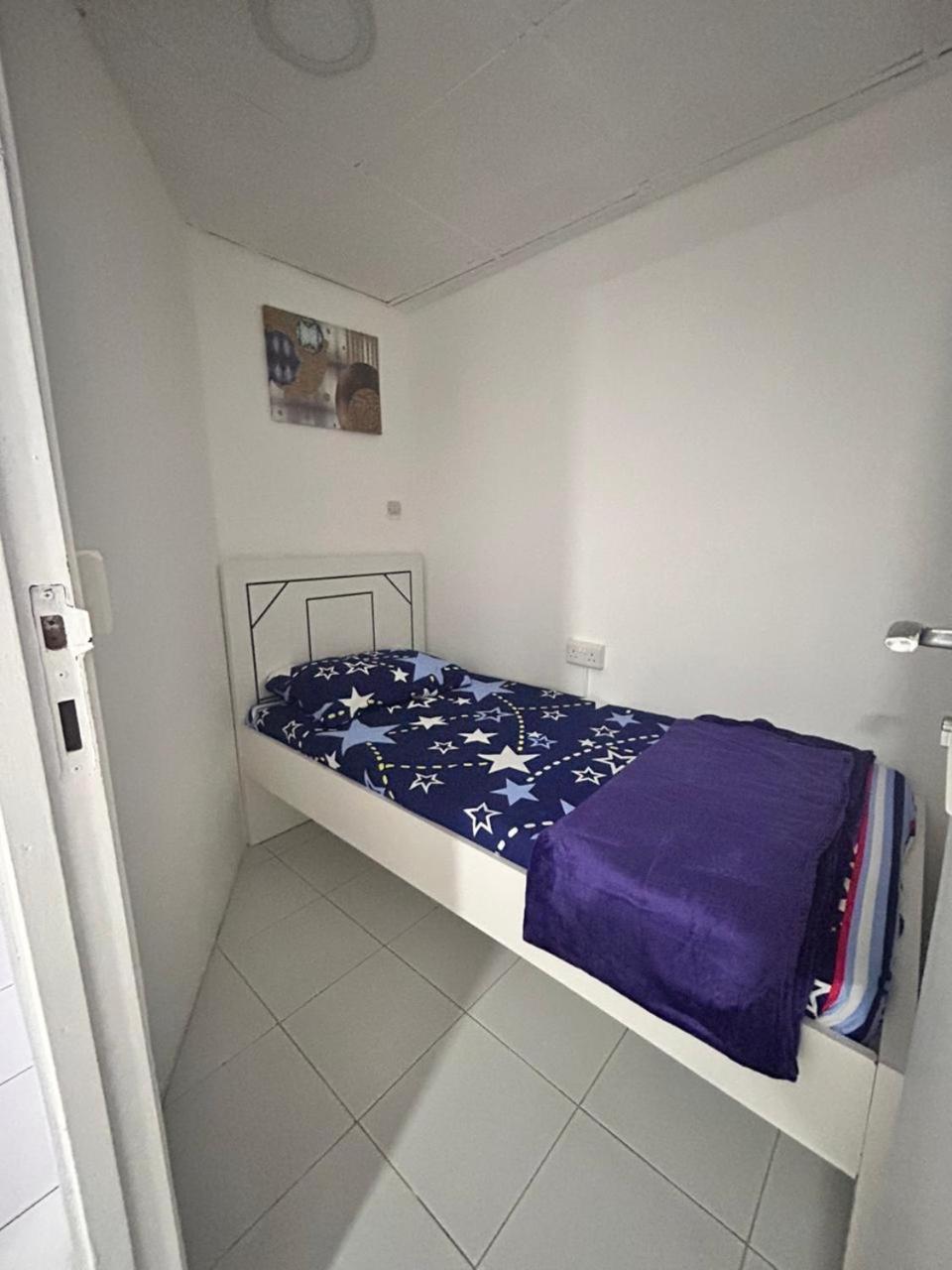 Brand New Mixed Solo Partition Near Sharaf Dg Metro Dubai