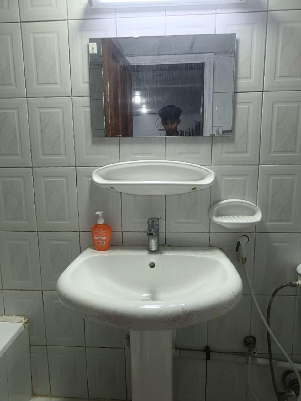Brand New Mixed Solo Partition Near Sharaf Dg Metro Homestay *