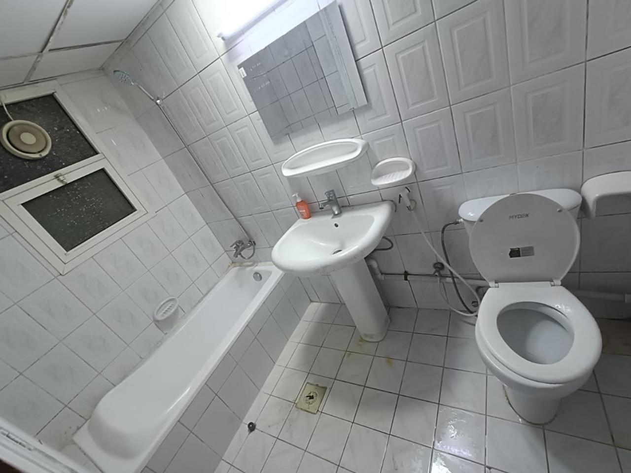 Brand New Mixed Solo Partition Near Sharaf Dg Metro Homestay Dubai