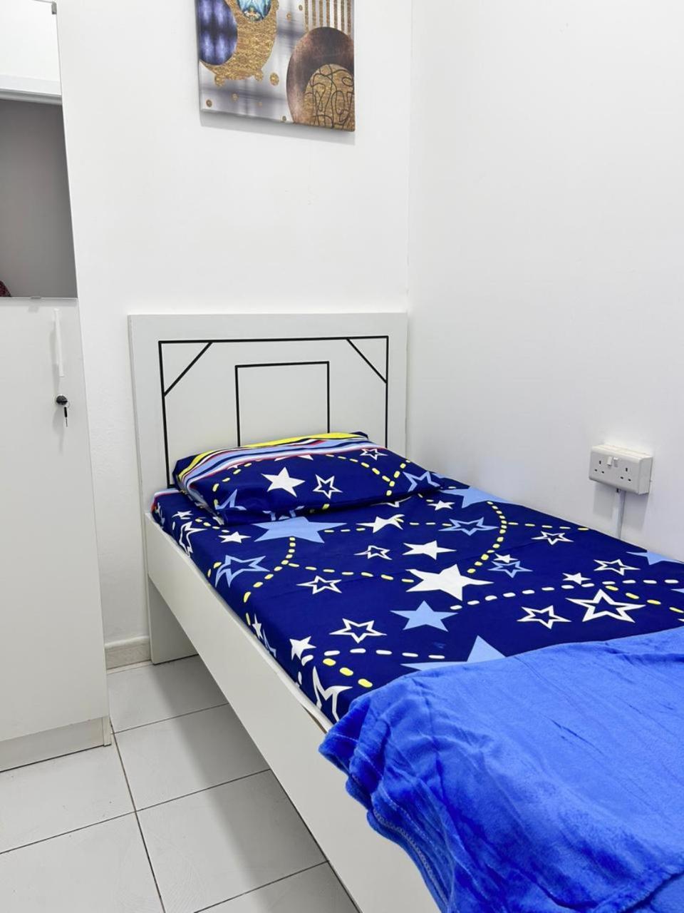 Brand New Mixed Solo Partition Near Sharaf Dg Metro *