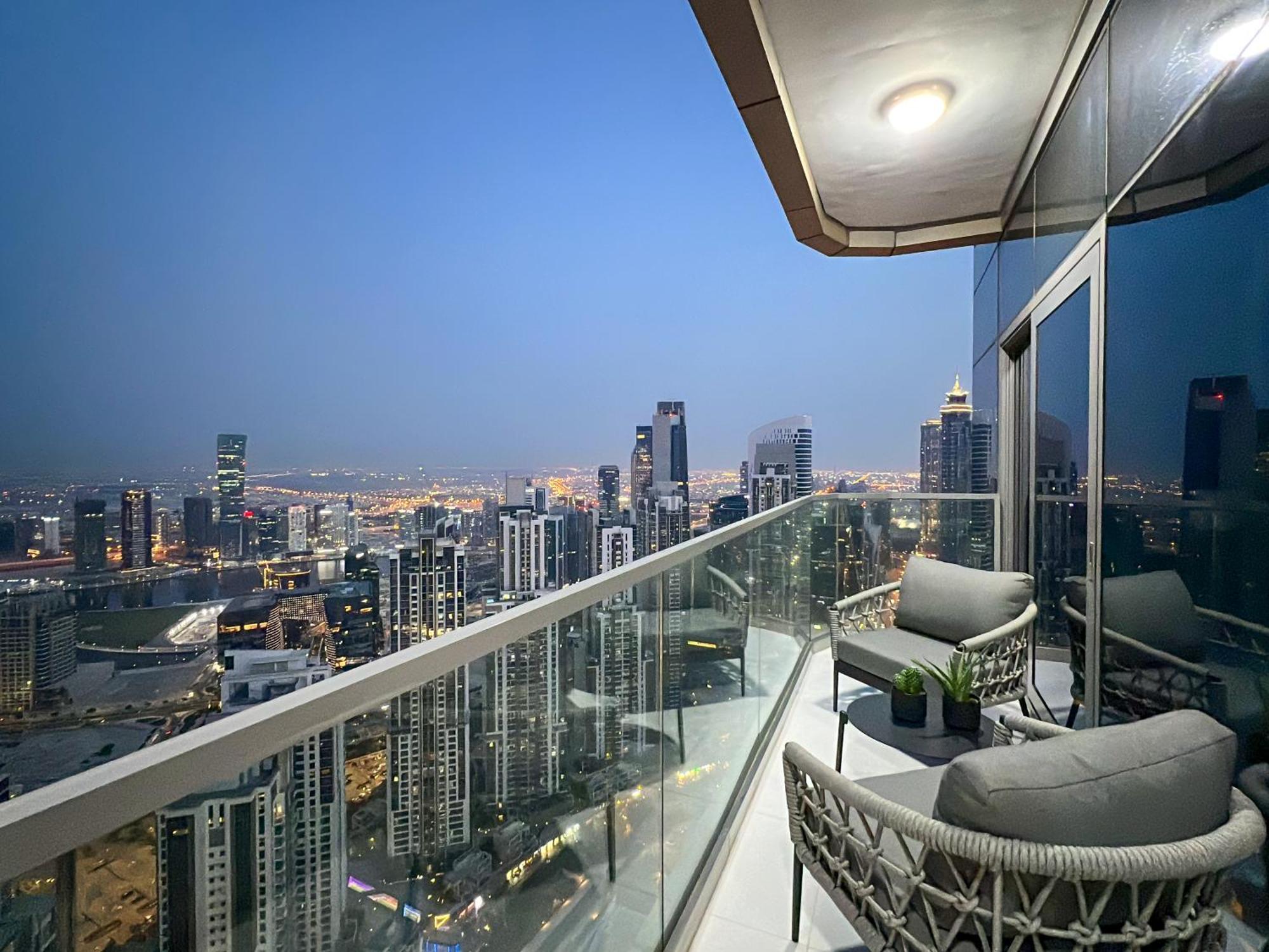 Keyrock Living - Skyline Escape At Paramount Apartment