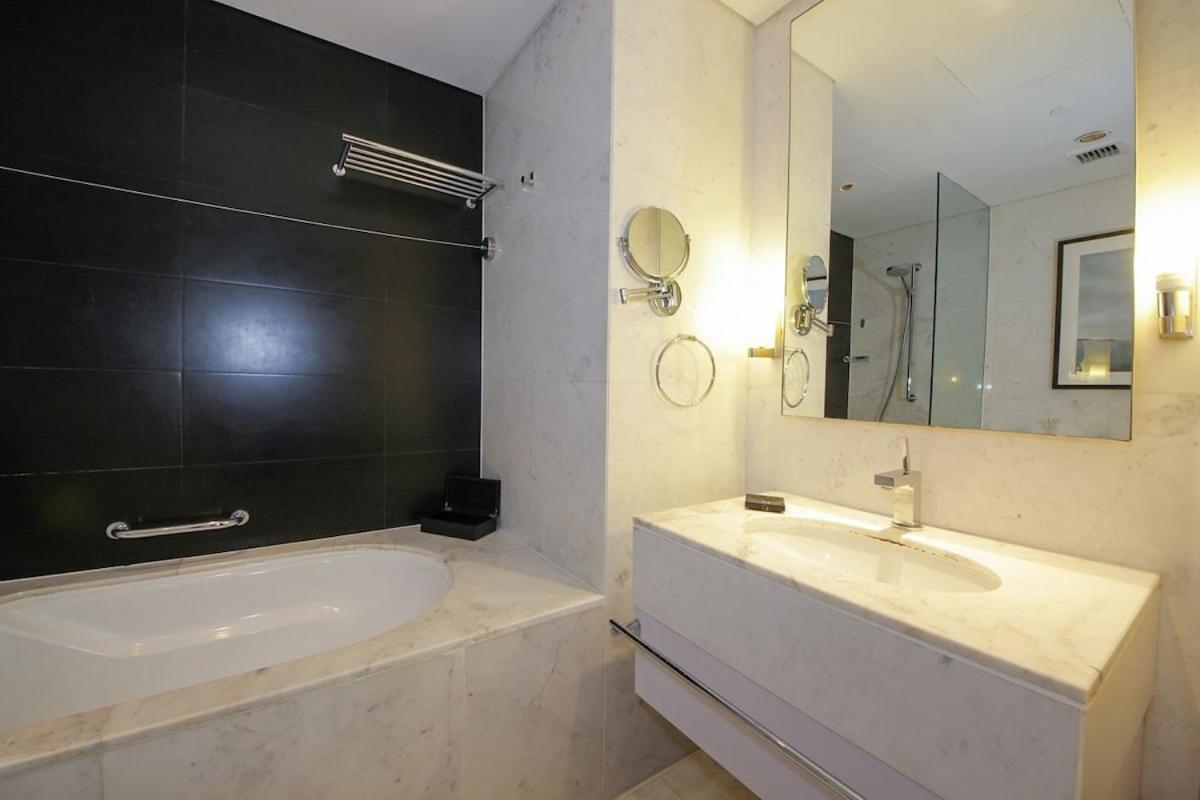 Apartment Partial Burjkhalifa View From Balcony In Mall-studio King Bed *