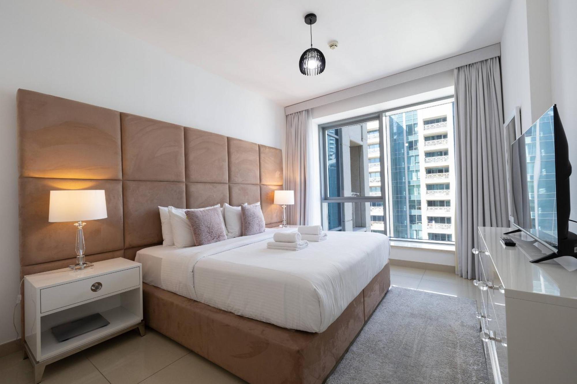 Signature Burj Khalifa View Apartment *