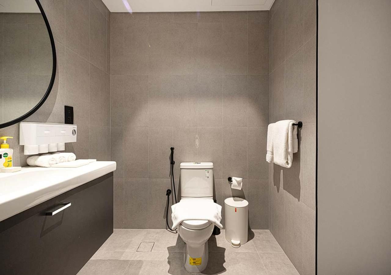 Apartment Chic With Amenities