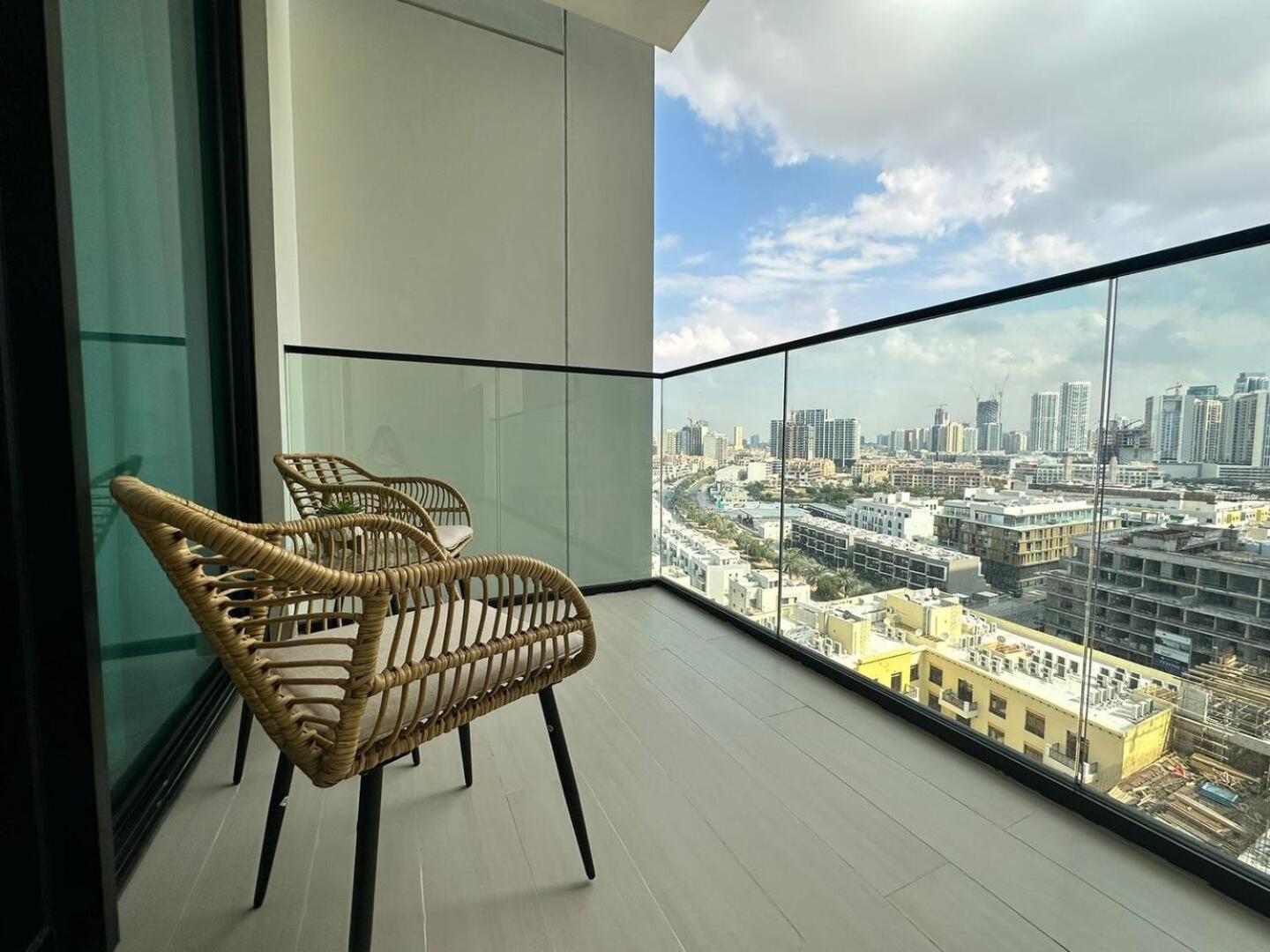 Fully Furnished 1br With Balcony Apartment *