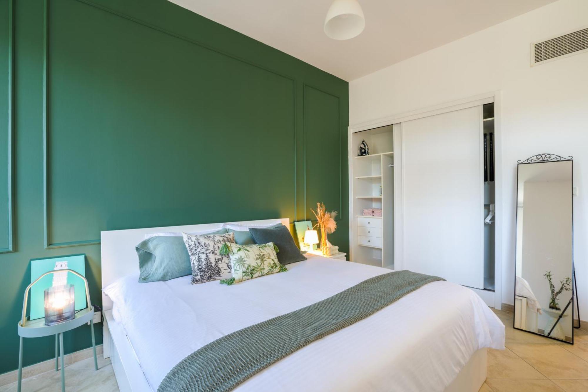 Spacious In A Oasis Apartment
