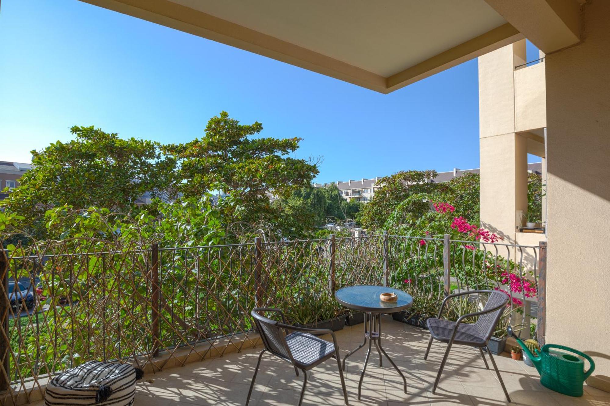 Spacious In A Oasis Apartment