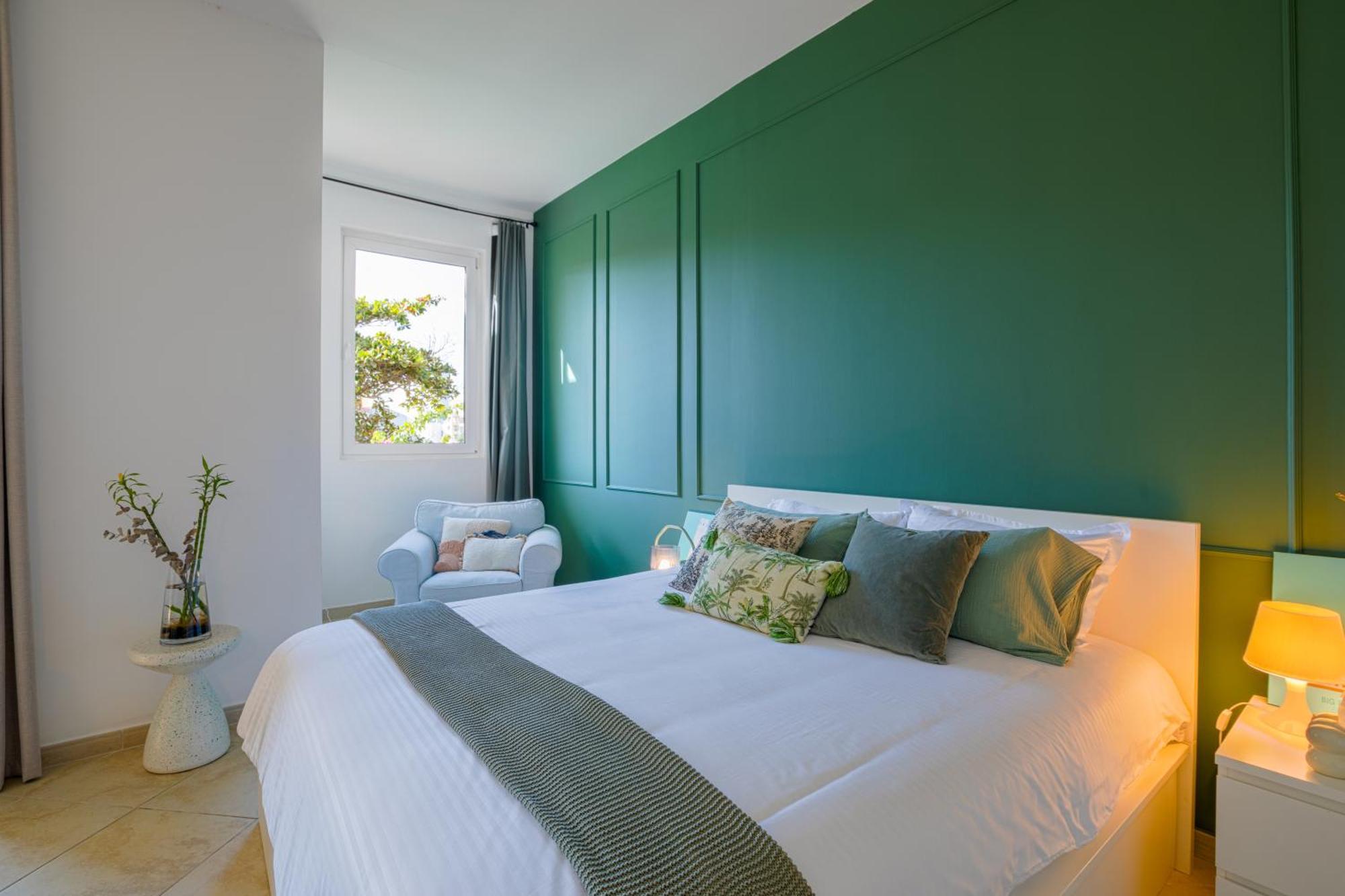 Spacious In A Oasis Apartment *