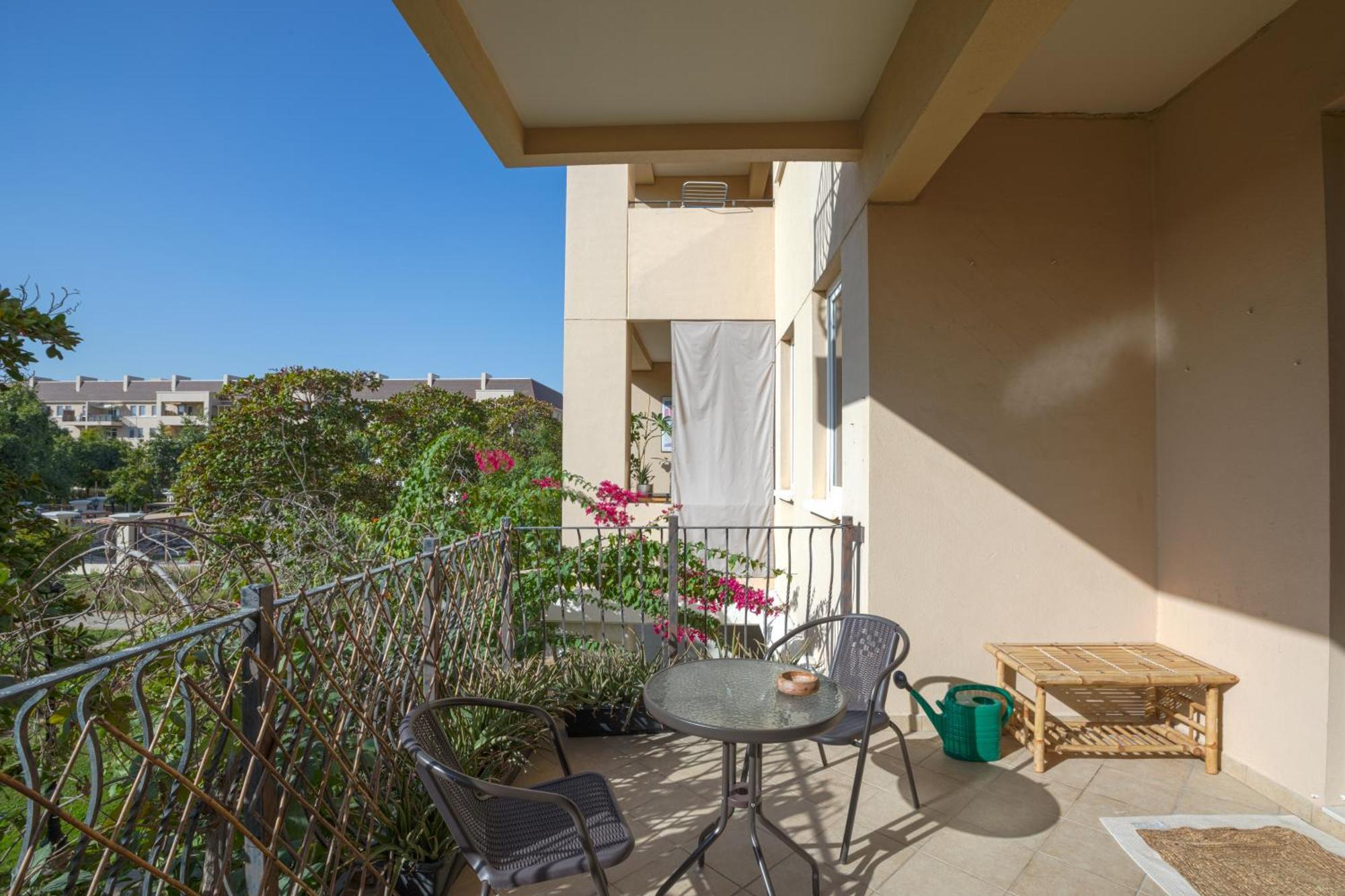 Spacious In A Oasis Apartment *