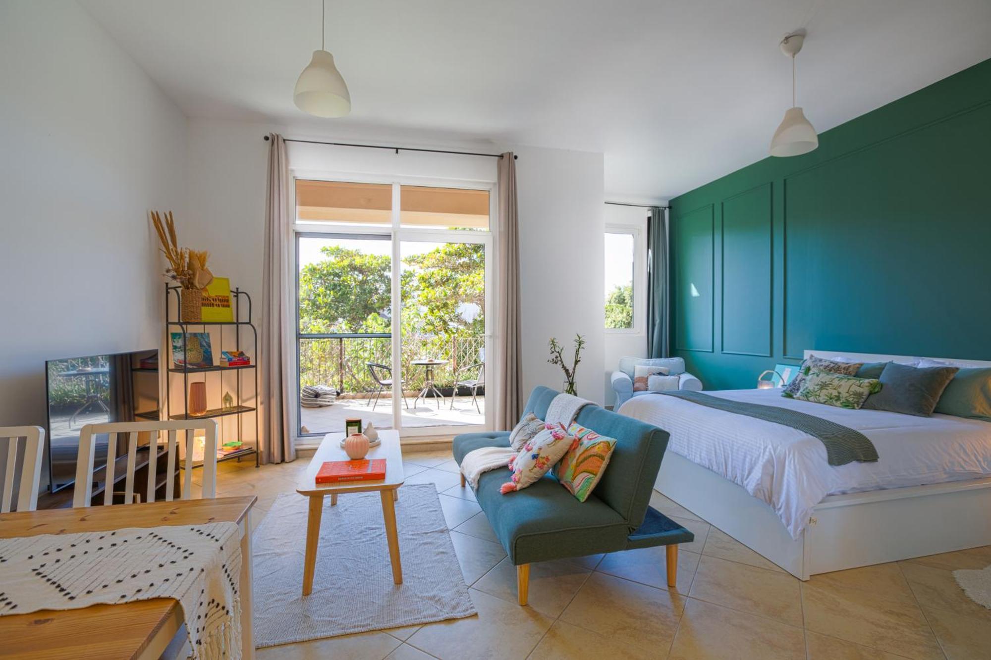 Spacious In A Oasis Apartment