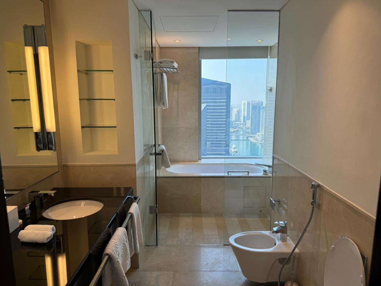 Apartment Stylish Retreat In Marina Prime Location & Stunning Views