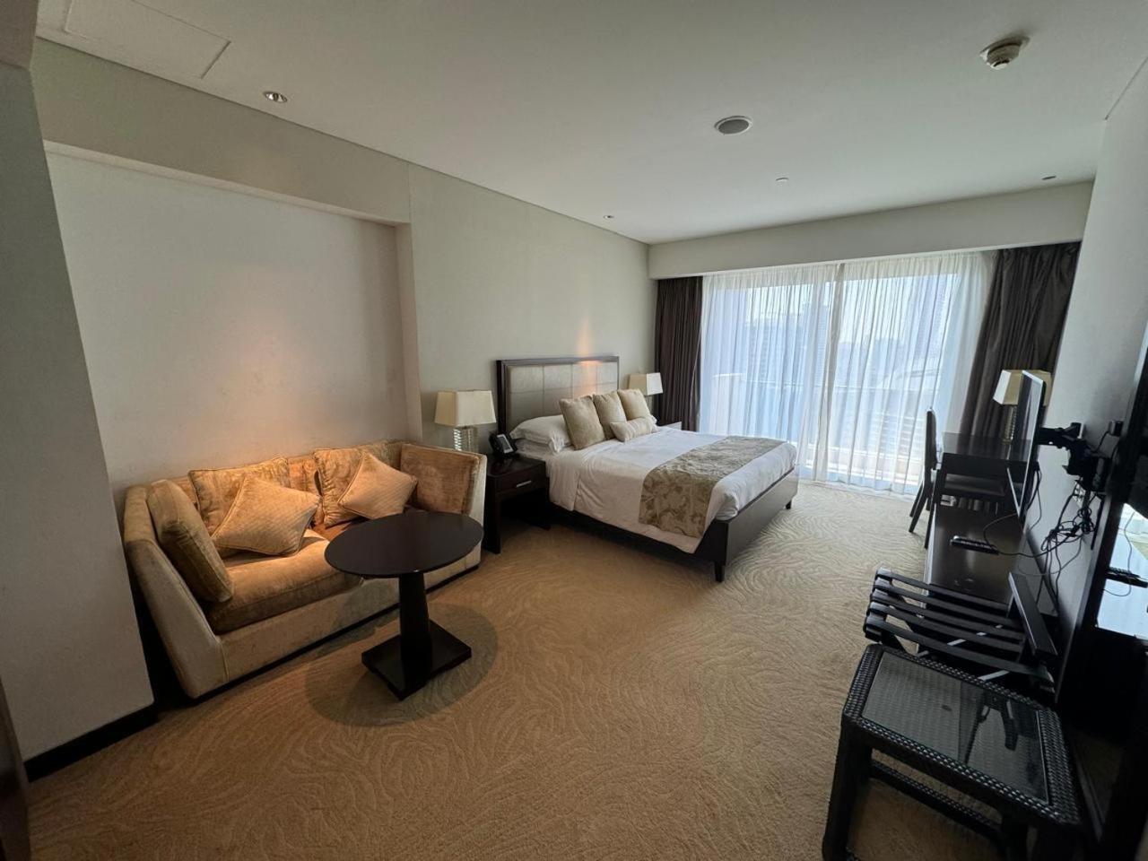 Stylish Retreat In Marina Prime Location & Stunning Views *