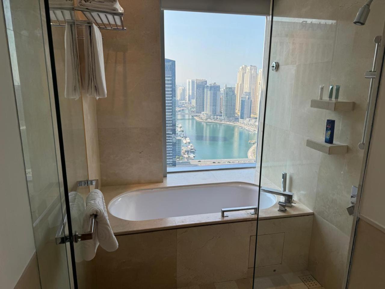 Stylish Retreat In Marina Prime Location & Stunning Views *