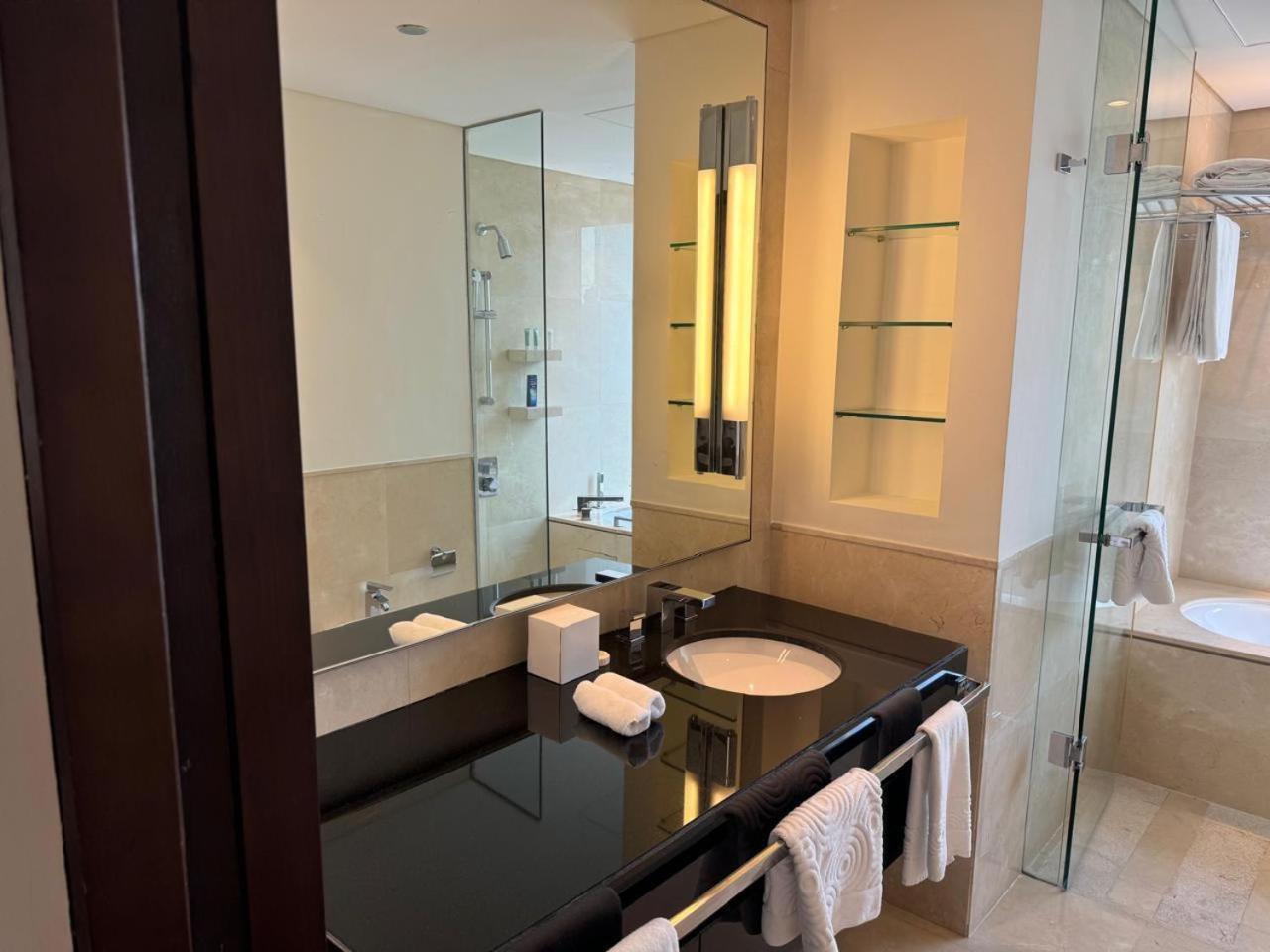 Stylish Retreat In Marina Prime Location & Stunning Views * Dubai