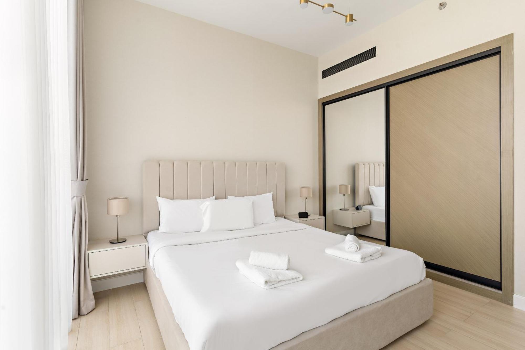 Vayk - Luxurious 2 Bd With Private Jacuzzi In Jvc *