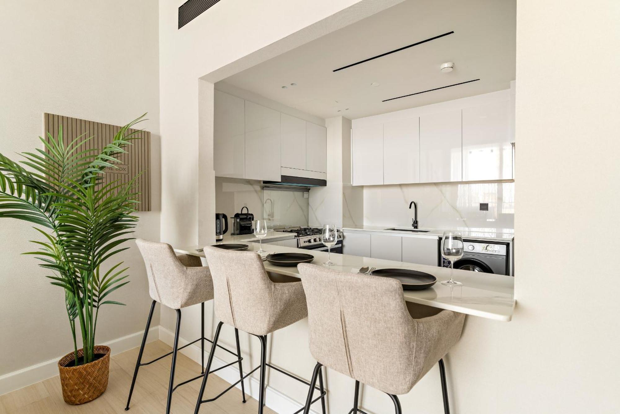 Vayk - Luxurious 2 Bd With Private Jacuzzi In Jvc *