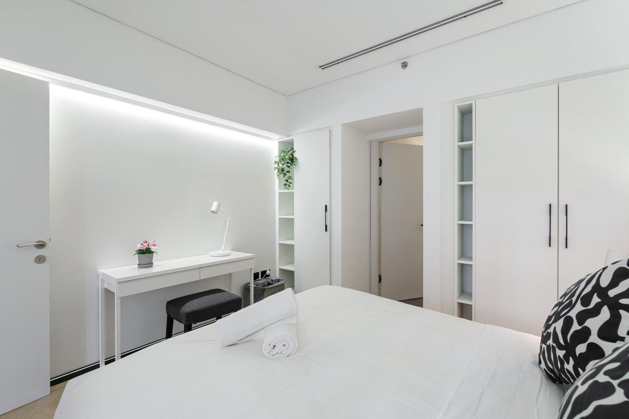 1 Bedroom Exquisite Urban Living In Downtown Apartment