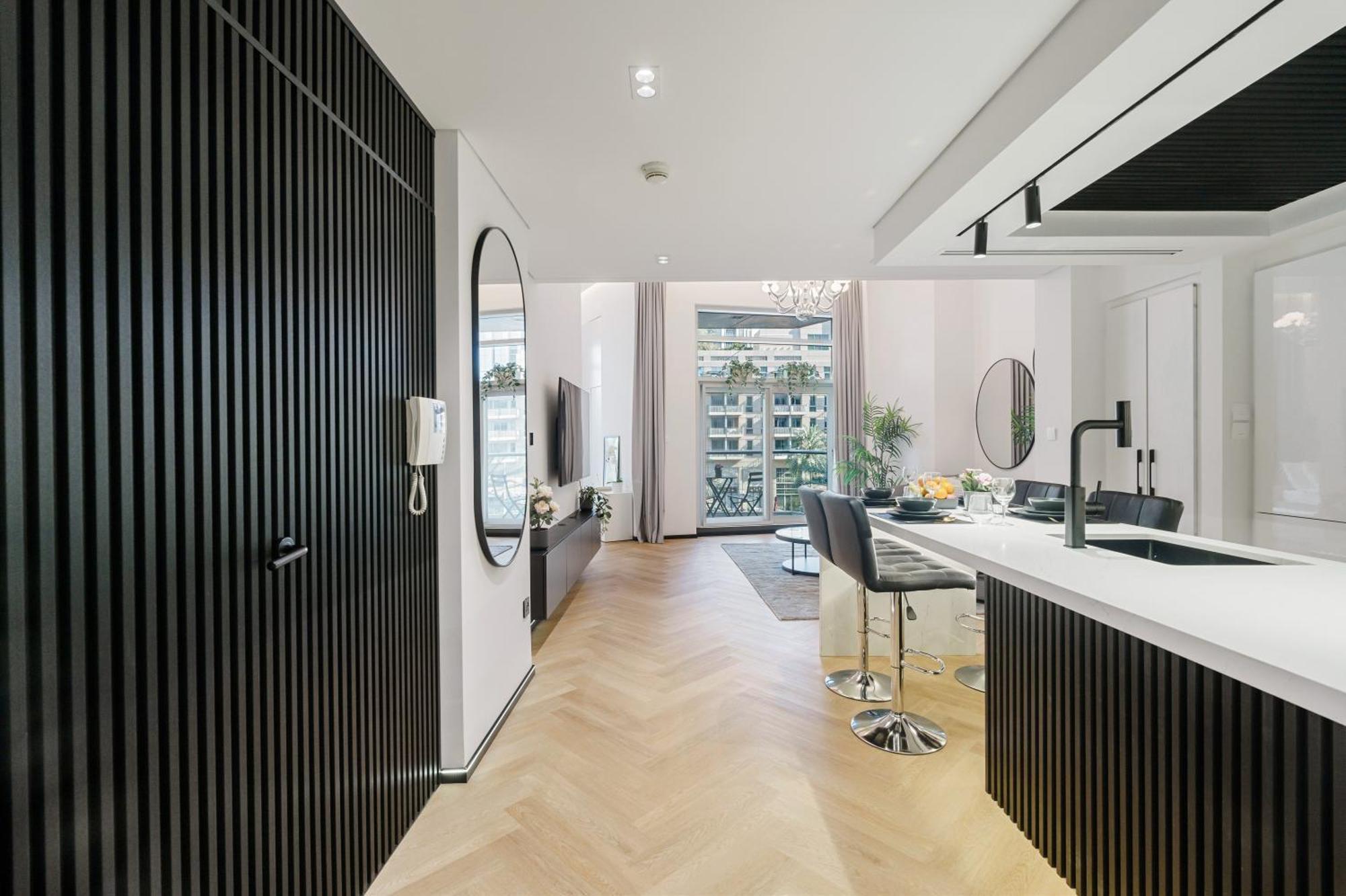1 Bedroom Exquisite Urban Living In Downtown Apartment